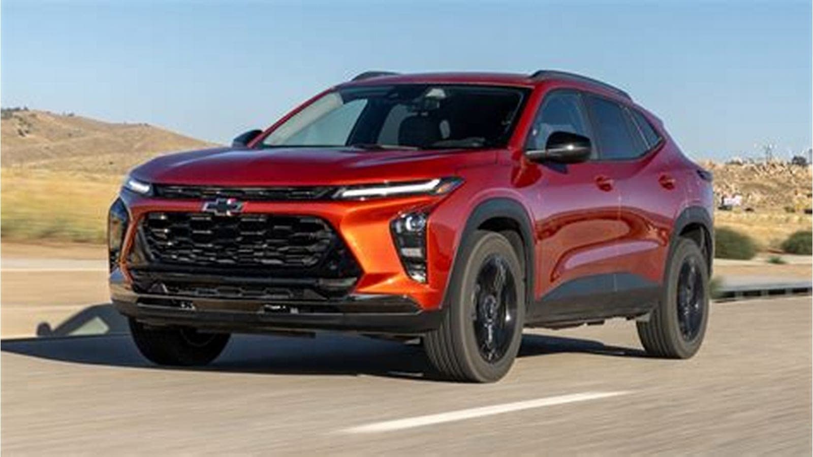 family SUV Gulf desert road — vehicle photo