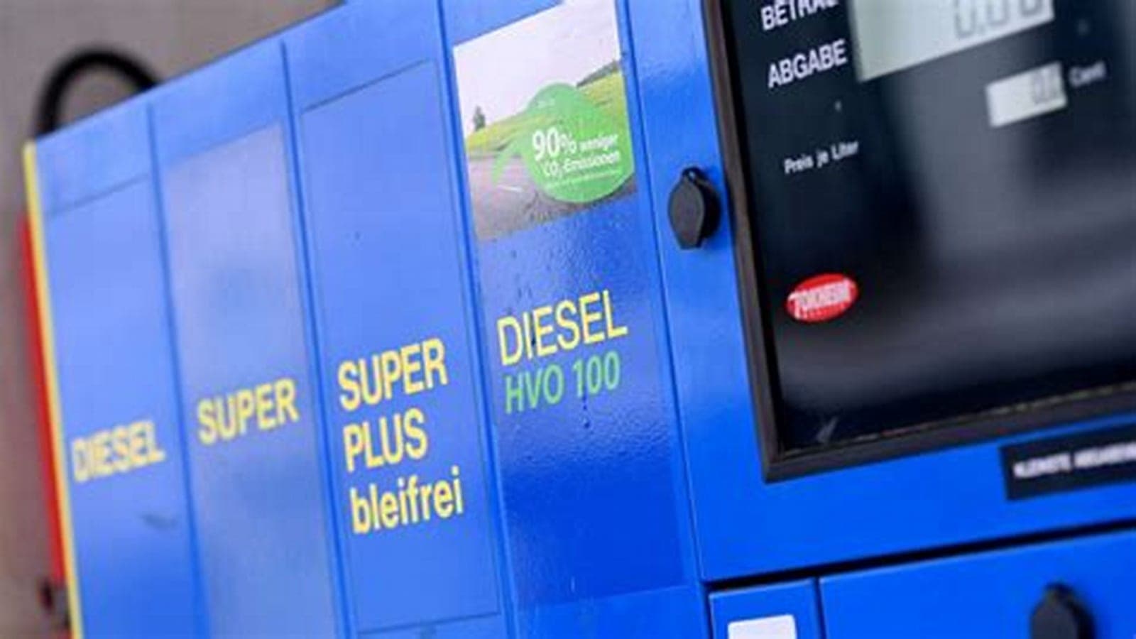 renewable diesel fuel pump station — vehicle photo